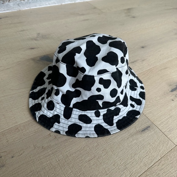 Cow print bucket hat - Picture 2 of 5